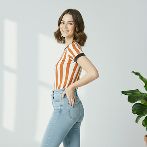 Camiseta de Mujer de Alta Calidad en Colores Naranja y Blanco con Cuello Redondo y Mangas Cortas, Logotipo Personalizado, 100 Gramos, Transpirable y Ecológica - Product Image 6