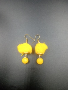 Boucles d'oreilles pendantes jaunes Amaira Jewels avec pompons, plaquées or, perles d'imitation, style vintage pour femme, idéales pour les fêtes et le Hinduïsme - Product Image 3