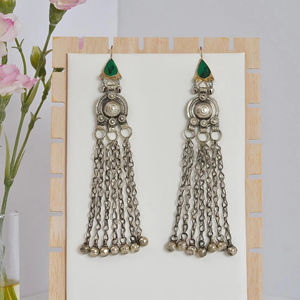 Boucles d'oreilles tribales afghanes vintage rares avec accents de pierres précieuses vert émeraude, travail délicat en filigrane argenté et pièces de monnaie rythmiques - Product Image 1