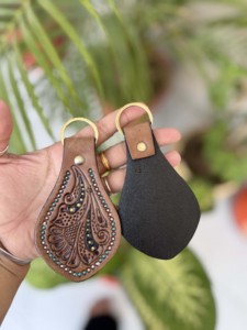 Porte-clés en cuir véritable fait main par un designer occidental, durable, léger, accessoire cadeau unisexe - Product Image 2