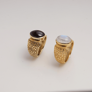 Bague Statement Grenat en Laiton Plaqué Or Faite à la Main, Bande Texturée, Sertissage Clos, Design Audacieux, Bijou Unisexe, Cadeau de Luxe pour Femme - Product Image 3