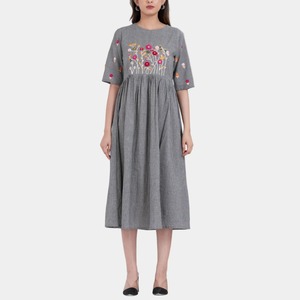 Vestido de Algodón Tejido a Mano con Bordado de Jardín para Mujer, Fabricado en India, Estilo Romántico y Fluido para Vacaciones, Disponible en Grandes Cantidades - Product Image 1