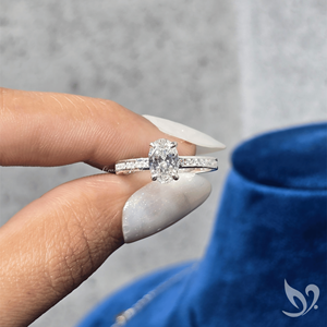 แหวนเพชรทรงรี 1 กะรัต เพาะเลี้ยงในห้องปฏิบัติการ พร้อมใบรับรอง IGI ตัวเรือนทองคำขาว 10K แบบฝังเพชรเรียงแถว - Product Image 5