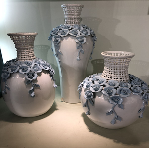 Jarrones de cerámica blanca acanalados de lujo, con flores 3D con puntas doradas para un toque real. Disponible a precios de mayorista. - Product Image 3