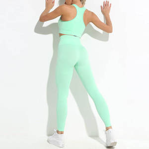 Conjunto de yoga cómodo para mujer con tacto de apoyo y material suave para entrenamiento y relajación en casa. - Product Image 5