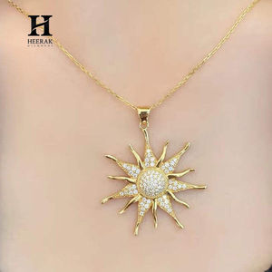 Pendentif Soleil Luxe Sertie de Diamants Moissanite Plaqué Or 14K, Breloque Céleste pour Femme et Homme - Product Image 2