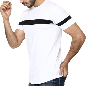T-shirt blanc à manches courtes pour homme avec bordure contrastante rayée noire, col rond, design tricoté décontracté - Product Image 3