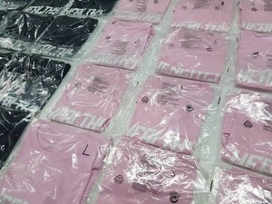 Camiseta Negra de Manga Corta para Hombre, Corte Regular, Cuello Redondo, Estampado de Letras, Construcción de Algodón Suave y Bordado Personalizado - Product Image 2
