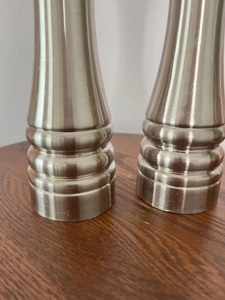 Salières et poivrières élégantes en métal, idéales pour la maison et l'hôtellerie, parfaites pour l'assaisonnement quotidien et la présentation de table, en provenance d'Inde. - Product Image 5