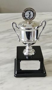 Figurine dorée stylisée moderne avec un ruban en spirale. Disponible aux prix de gros. - Product Image 5