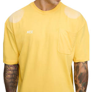 Camiseta casual de algodón con detalle de bolsillo y cuello reforzado para hombre, con logotipo personalizado para suministro a granel de marca privada OEM - Product Image 1