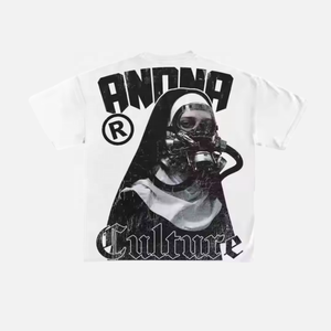 Camiseta Blanca de Manga Corta para Hombre Fly Fit con Estampado de Foto de Máscara de Gas, Estilo Urbano, Corte Regular, 100% Algodón Orgánico - Product Image 1