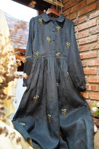 เดรสยาวปักลายดอกไม้สีฟ้า คอปกปีเตอร์แพน แขนยาว ทรงหลวม ผ้าลินิน 100% เสื้อผ้าลำลองสำหรับฤดูใบไม้ผลิสำหรับผู้หญิง - Product Image 3