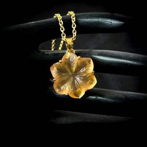 Colgante de flor de piedra lunar de melocotón AAA tallado a mano, collar de flor de cristal para mujer, colgante de piedra preciosa, joyería hecha a mano - Product Image 1