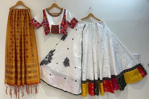 Ensemble Chaniya Choli style à volants avec broderie miroir à l'effet feuille d'aluminium, Blouse et Dupatta Bandhej, pour le festival Navratri - Product Image 1