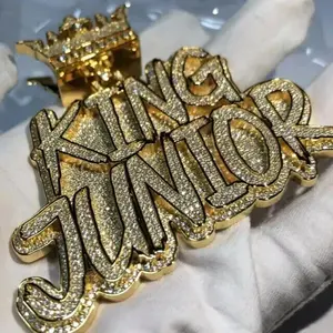 Colgante Personalizado para Hombre con Letra y Moissanita Redonda de 4 Quilates, Chapado en Oro Amarillo de 14K - Product Image 6