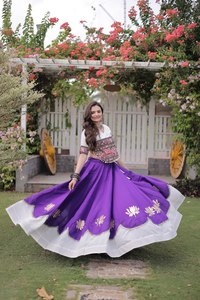 Lehenga Choli morado de microalgodón romano, largo hasta el suelo, vestido étnico indio con bordado de loto, ideal para bodas y fiestas de Diwali. - Product Image 6