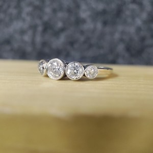 Bague à cinq pierres en moissanite, coupe ronde, en argent 925, bijoux fins, cadeau d'anniversaire pour petite amie - Product Image 4