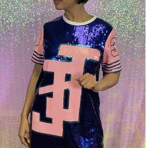 แจ็คแอนด์จิล เสื้อเจอร์ซีย์ประดับเลื่อมสำหรับผู้ใหญ่ ชุดปาร์ตี้แขนสั้นวิบวับ สีชมพู สีฟ้า คัลเลอร์บล็อก เสื้อทูนิคแฟชั่น - Product Image 5