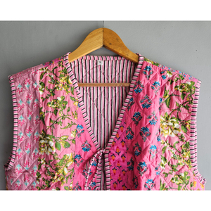 Gilet matelassé rose à fleurs sans manches, fait main en patchwork de coton, style bohème pour femme, cadeau d'automne pour elle - Product Image 4