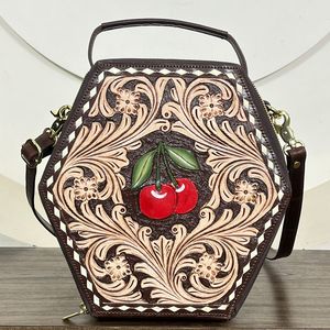 Bolso Bandolera de Cuero Genuino de Vaca con Forma de Ataúd para Mujer 2026, Hecho a Mano, Grabado, Estilo Vintage Vaquero, Color Cereza - Product Image 4
