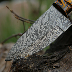 Cuchillo de caza artesanal de acero inoxidable con cómoda hoja curva hecha a mano y mango de madera Pakka, con funda de cuero. - Product Image 2