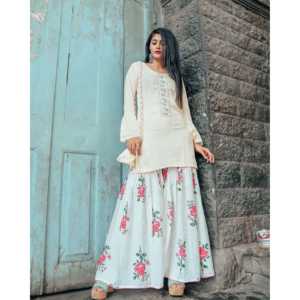 Ensemble Kurta brodé à la main en coton respirant et fibre de bambou pour femme, taille XS, avec magnifique pochette assortie - Product Image 3