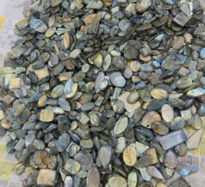 พลอยลาบราดอไรต์ธรรมชาติคุณภาพสูง หลายสี หลายรูปทรง เรียบเนียน ขนาดคละแบบ น้ำหนัก 5 กก. สำหรับทำเครื่องประดับ ขายส่ง พลอยทับทิม - Product Image 2