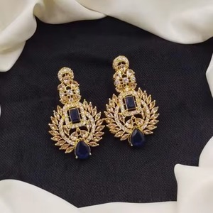 Boucles d'oreilles fleuries plaquées or avec pierres en zircon vert, style ethnique vintage Jhumka pour femmes, parures de bijoux pour mariage et fêtes - Product Image 6