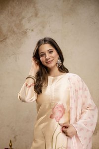 ชุดคุर्ติพิมพ์ลายดอกไม้สีครีมพร้อมกางเกงและผ้าคลุมไหล่ |   ชุดสตรีสไตล์ชาติพันธุ์ลำลองและชุดสำหรับงานเทศกาล - Product Image 2