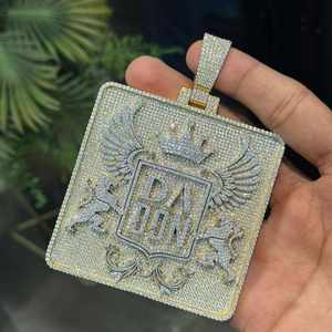 Pendentif Couronne Personnalisé de Qualité Supérieure, Sertie de Moissanite, Accessoire Audacieux pour Fête, Plaqué Argent, Cadeaux Spéciaux - Product Image 3