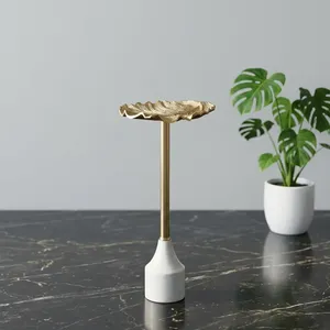 Table d'appoint sculpturale moderne en marbre blanc avec base en métal et accents de feuilles, pour une décoration élégante du salon, de la chambre et de la maison - Product Image 1