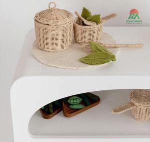 Un ensemble de cuisine miniature, comprenant des casseroles, une cuisinière et des cuillères. Tressé en rotin naturel, sans danger pour les enfants. - Product Image 3