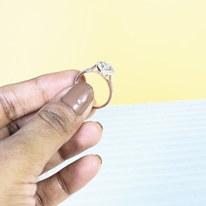 Anillo de Compromiso de Lujo de Oro Amarillo de 14K para Mujer con 42 Diamantes Naturales de Corte Brillante Redondo y Diamantes Laterales Rellenos de Color Blanco H - Product Image 2
