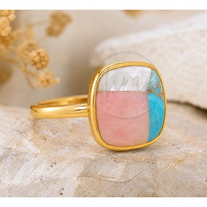 Bague Statement en Turquoise Oyster Plaqué Or avec Mosaïque de Pierres Précieuses Roses et Blanches, Bijou de Mode Fait Main - Product Image 3