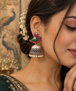 Magnifiques boucles d'oreilles pendantes de style indien Jhumka, en alliage, avec pierres de kempstone, plumes et perles, motif paon de designer - Product Image 2