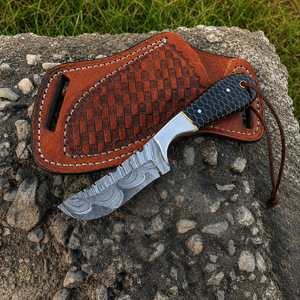 Cuchillo de Desollado Personalizado SAZ ENTERPRISES de Acero de Damasco con Mango de Resina de Panal y Funda de Cuero para Supervivencia en Campamentos al Aire Libre - Product Image 5