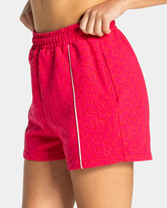 Shorts longs pour femme en tissu French Terry de qualité supérieure, imprimé soie, logo personnalisé, imprimé léopard rouge avec passepoil. - Product Image 6