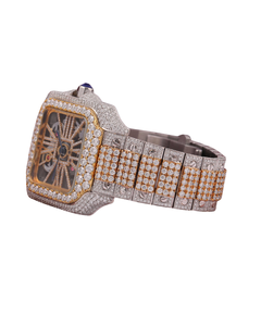 Reloj con Diamantes Moissanite de Corte Redondo Totalmente Cubiertos de Diamantes, Esfera Blanca Clásica con Fecha y Números Romanos en Oro Amarillo - Product Image 2
