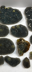 Lote de Cristales Curativos en Bruto de Alta Calidad: Fluorita Amarilla y Calcedonia Negra - Product Image 5