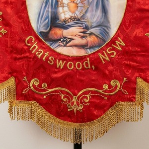 Bandera de la Iglesia de Nuestra Señora de Dolores, Tela Roja Bordada, Bandera Religiosa Procesional, Chatwood, NSW, Diseño Clásico - Product Image 5