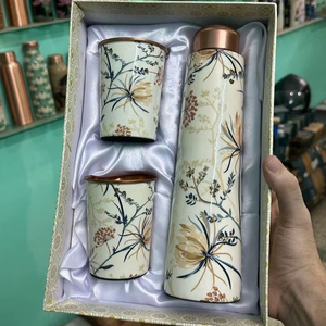 Juego de regalo de botella de agua de cobre puro con estampado floral y dos vasos de cobre para bienestar, cocina, oficina y viajes. - Product Image 1