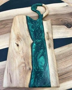 Planche à découper artisanale en bois et résine époxy - Ustensile de cuisine multifonctionnel et durable, compatible lave-vaisselle - Product Image 4