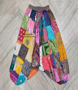 Pyjama sarouel en soie imprimé patchwork multicolore pour femmes Pantalon de créateur pour femmes Vente en gros d'Inde - Product Image 2