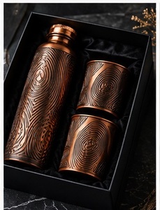 Juego de Botella de Agua de Cobre Martillado con Tapa y 2 Tazas, Moderno, Portátil, en Caja de Regalo - Product Image 2