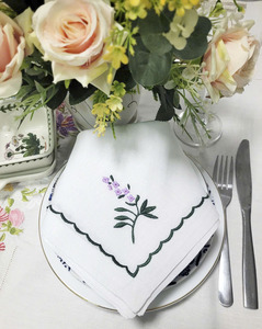 Serviettes en tissu personnalisées en gros, broderie de jolies fleurs violettes, serviettes de table en lin, durables pour la maison, les mariages et les événements - Product Image 4