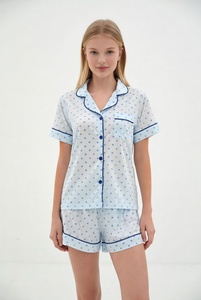 Conjunto de pijama rosa suave para mujer con camiseta de manga corta con botones y pantalones a juego, ideal para un descanso cómodo. - Product Image 3