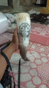 Cuerno de Beber de Buey Auténtico Natural Inspirado en los Vikingos, Tallado a Mano, para Eventos Medievales, Valhalla, Mjolnir - Product Image 5