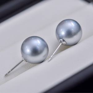 Pendientes de Perlas Dobles Dinámicos de Oro G18k, Clásicos y Juguetones, Perlas Akoya de Agua de Mar de 6-7 mm, Línea de Oreja Suave - Product Image 2