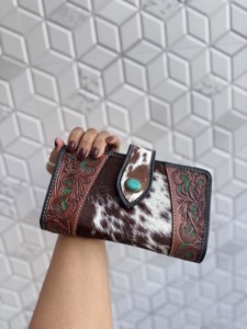Cartera de Cuero de Alta Calidad con Grabado y Diseño Vintage, Cierre con Botón Turquesa, Cartera de Mujer para Uso Diario - Product Image 3